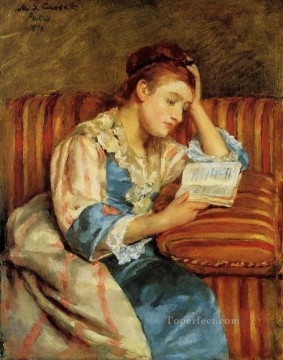 メアリー・カサット Painting - 縞模様のソファに座って母親の子供たちを読むダフィー夫人 メアリー・カサット